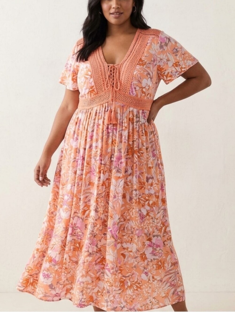 Torrid Crinkle Gauze Coral Lace-up Floral Garden, Tea-length Feminin Midi Dress